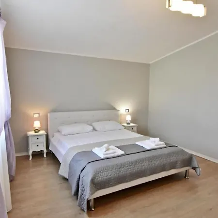 Loredana Kat By Interhome